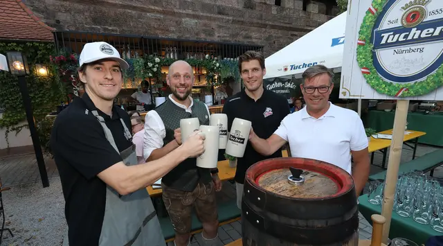 Anstoßen auf eine erfolgreiche Saison. Gutes Wetter, leckeres Essen im Tucher Bräu am Opernhaus mit Spielern, Fans und Management.  | Foto: Jürgen Friedrich