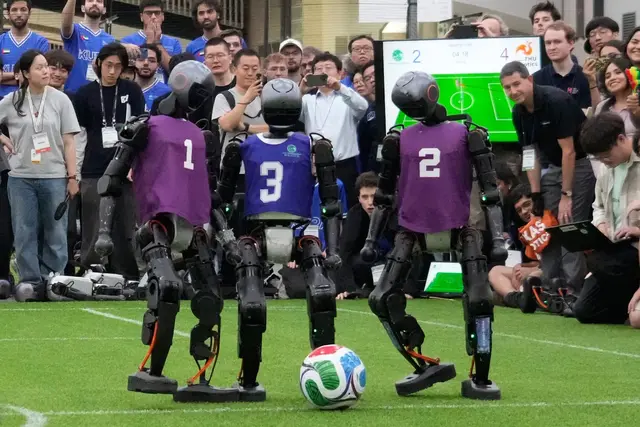Humanoide Roboter spielen schon lange Fußball wie hier beim RoboCup 2026. Forschende nutzen den Sport, um Wahrnehmung und Steuerung der Maschinen zu verbessern.  | Foto: Ahn Young-joon/AP/dpa (Archivfoto)