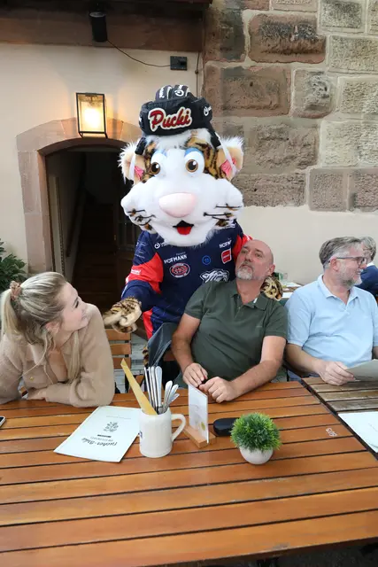 Gutes Wetter, leckeres Essen im Tucher Bräu am Opernhaus und viel Spaß mit Maskottchen Pucki mit Spielern, Fans und Gästen.  | Foto: Jürgen Friedrich