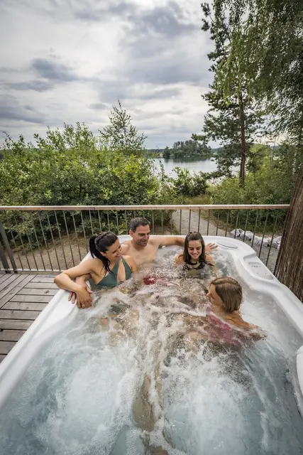 Der Whirlpool rundet das Wellness-Erlebnis gelungen ab. | Foto: inMotion PARK