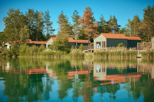 Die Chalets sind malerisch direkt am See gelegen. | Foto: inMotion PARK