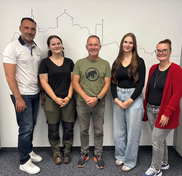 Erster Bürgermeister Marcus Spath (links) mit Ausbilder Ralf Klein (Mitte) und Astrid Schmiedl (rechts) bei der Überbringung der Glückwünsche zu den bestandenen Prüfungen an Karolin Weidinger (2. v.r.) und Lilian Cassandra Schielein (2.v.l.) | Foto: Stadt Zirndorf