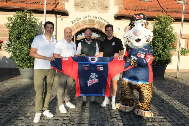 Gutes Wetter, leckeres Essen im Tucher Bräu am Opernhaus und viel Spaß mit Maskottchen Pucki mit Spielern, Fans und Gästen.  | Foto: Jürgen Friedrich