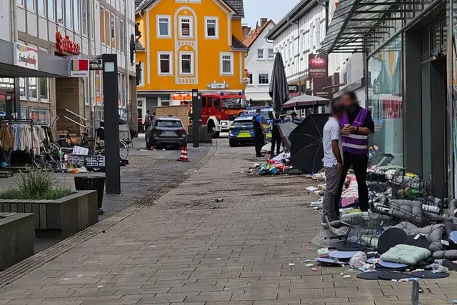 Das Auto fuhr laut Polizei mit hoher Geschwindigkeit durch die Fußgängerzone. | Foto: .---/HessenNewsTV/dpa