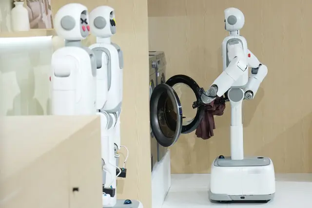 Fast die Hälfte der Menschen in Deutschland kann sich vorstellen, künftig einen menschenähnlichen Roboter im Haushalt einzusetzen. | Foto: Ju Huanzong/XinHua/dpa