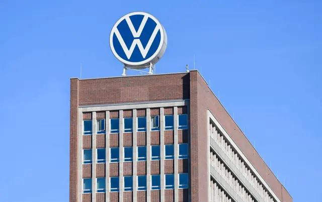 Bei VW gibt es große Unruhe. | Foto: Julian Stratenschulte/dpa (Archivbild)