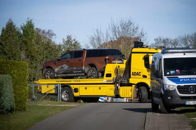 Bei einer Hausdurchsuchung im Fall des getöteten achtjährigen Fabian aus Güstrow beschlagnahmen die Ermittler einen Geländewagen. Das Fahrzeug gehört der Ex-Freundin von Fabians Vater. Neben weiteren Objekten wurde auch das Haus der Frau durchsucht.  | Foto: Philip Dulian/dpa
