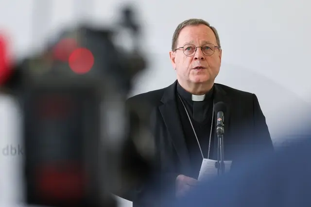 Der Limburger Bischof Georg Bätzing (Foto)  suspendierte den Pfarrer, der um einen Verzicht auf das Priesteramt gebeten hatte.  | Foto: Daniel Löb/dpa (Archivbild)