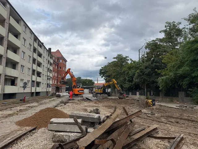 Sör hat mit dem Um- und Ausbau der Ambergerstraße im Stadtteil Schweinau begonnen. Der stark sanierungsbedürftige Straßenzug zwischen der Nopitschstraße und der Zweibrückener Straße wird saniert und als Teil der Radschnellverbindung Nürnberg – Schwabach in weiten Teilen zur Fahrradstraße ausgebaut. | Foto: Kathrin Lehnerer / Stadt Nürnberg