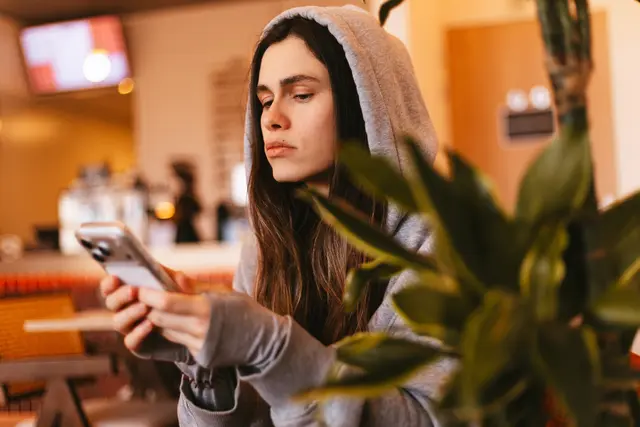 Viele Menschen teilen ihre Freizeit vor allem mit Smartphones und Tablets. | Foto:  zvkate-stock.adobe.com (Symbolbild)