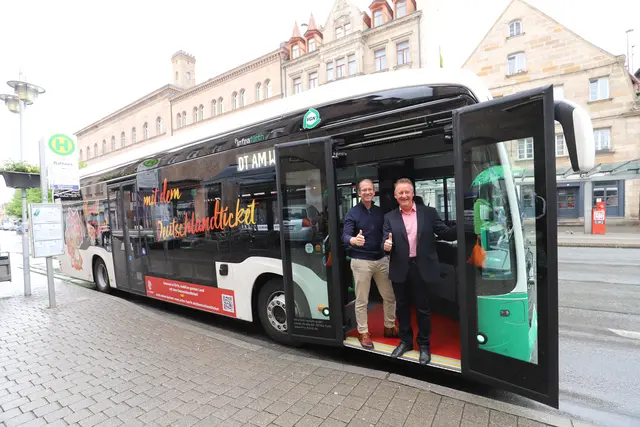 OB Thomas Jung und infra-Geschäftsführer Marcus Steurer (li.) in einem der drei "eCitaro"-Elektrobusse. | Foto: Gaßner