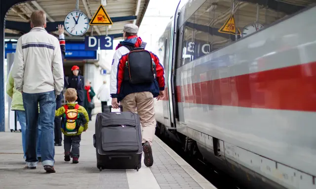 Kaum ein Zug kommt ohne Verspätung ans Ziel. Ärgerlich für Fahrgäste, die Anschlüsse verpassen und unter spärlichen Informationen am Bahnsteig leiden.  | Foto: © Henlisatho/stock.adobe.com