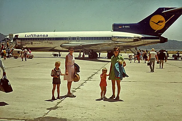 Damals war man noch wer als Deutscher: Touristen aus dem Ruhrgebiet kommen 1973 - noch zur Zeit von Diktator Franco - auf dem Flughafen von Ibiza an. | Foto: Christoph Driessen/dpa (Archivbild)