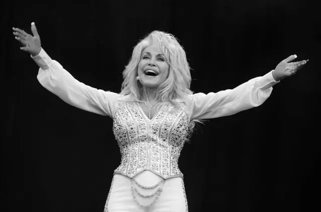 Bis zu ihrem Tod im Alter von 80 Jahren war Dolly Parton noch aktiv.  | Foto: Will Oliver/epa/dpa (Archivbild)