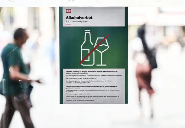Die Deutsche Bahn führt bis Mitte Oktober ein flächendeckendes Alkoholkonsumverbot an allen rund 5.400 Bahnhöfen in Deutschland ein. (Archivbild) | Foto: Oliver Berg/dpa