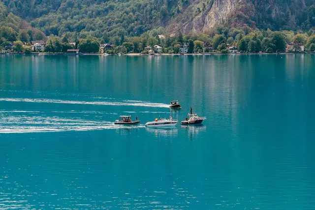 Die Polizei setzte bei der Suche unter anderem Sonar und einen Tauchroboter ein. | Foto: Matthias Kaltenleitner/FOTOKERSCHI via APA/dpa