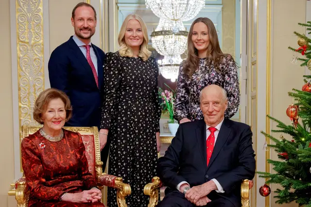 Die norwegische Königsfamilie 2024 bei einem Weihnachts-Fotoshooting. Hinten links steht der nun neue König Haakon, hinten rechts die neue Kronprinzessin Ingrid Alexandra.  | Foto: Stian Lysberg Solum/NTB/dpa (Archivbild)