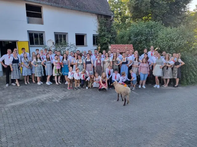 Drei Generationen „Kärwaburschen &amp; Madli Weiherhof“. | Foto: Kärwaburschen und Madli Weiherhof e.V.