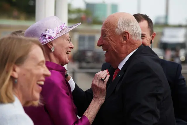 König Harald hatte einen feinen Humor. Hier lacht er 2023 zusammen mit der damaligen dänischen Königin Margrethe II. in Kopenhagen. | Foto: Steffen Trumpf/dpa (Archivbild)
