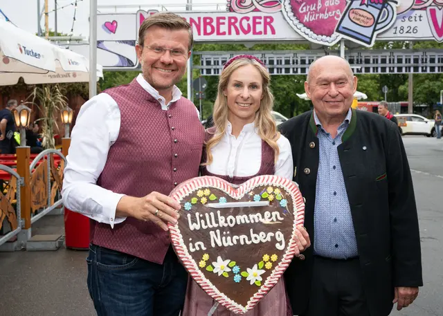 200 Jahre Volksfest Nürnberg: Nürnbergs OB Marcus König mit seiner Frau Anke und Volksfestchef Lorenz Kalb.  | Foto: Südd. Schaustellerverband