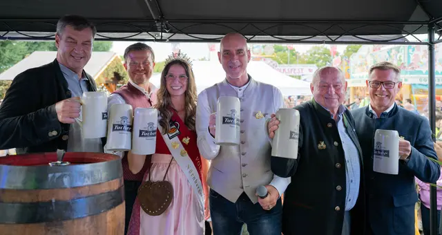 Gelungener Auftakt (v.l.):  Ministerpräsident Dr. Markus Söder, Oberbürgermeister Marcus König, Volksfestkönigin Lorena Hofmann, Moderator Martin Cernan, Lorenz Kalb, 1. Vors. Südd. Schaustellerverband, sowie Niels Greve, Sprecher der Geschäftsleitung Tucher Privatbrauerei.  | Foto: Südd. Schaustellerverband
