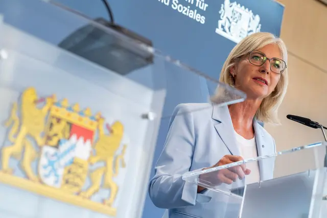 Die Sozialministerin sieht Bayern zum Start des neuen Kita- und des neuen Schuljahres gut gerüstet. | Foto: Peter Kneffel/dpa