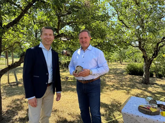 Altlandrat und Schirmherr Matthias Dießl und Landrat und 1. Vorsitzender des Kreisverbands für Gartenbau und Landespflege Fürth Bernd Obst im Kreislehrgarten des Landkreises Fürth. | Foto: Landratsamt Fürth