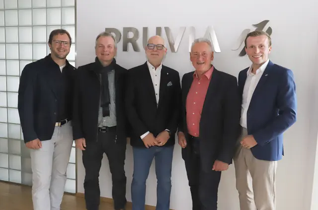 Nachhaltige Zukunft im Fokus: OB Thomas Jung (2.v.re.) und Wirtschaftsreferent Horst Müller (2.v.li.) wurden in der Fürther Pruvia-Zentrale vom Führungstrio Andreas Kurz (li.), Martin Nitz (Mitte) und Jan Schäfer begrüßt. | Foto: Ebersberger / Stadt Fürth