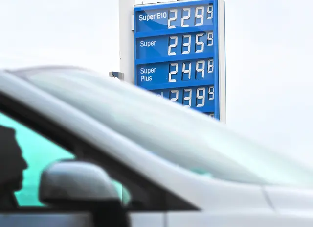 Der Krieg im Iran hat Öl verteuert, das bekommen Autofahrer hierzulande dauerhaft an der Tankstelle zu spüren. | Foto: Bernd Weißbrod/dpa
