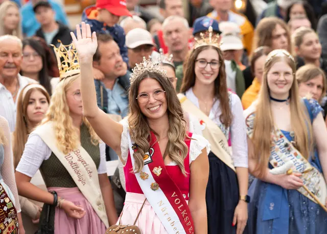 Nachfolgerin der langjährigen Volksfestkönigin Christina Späth ist Lorena Hofmann (30) aus Karlstadt am Main.  | Foto: Südd. Schaustellerverband