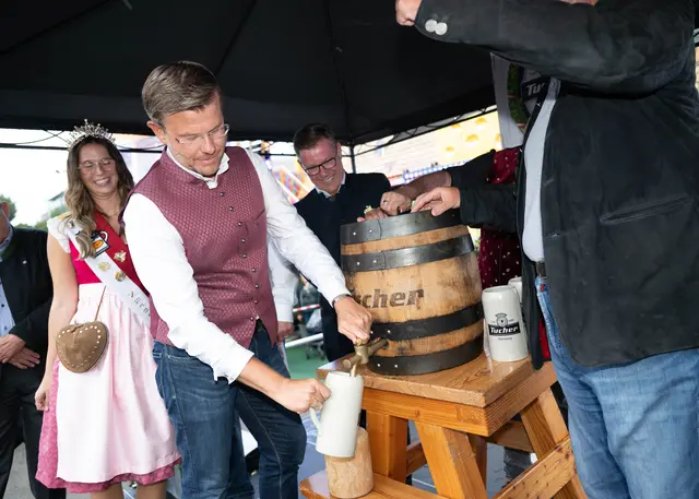 200 Jahre Volksfest Nürnberg: Zum Jubiläum  hat Oberbürgermeister Marcus König mit nur einem perfekten Schlag das erste Faß angezapft. 
 | Foto: Südd. Schaustellerverband