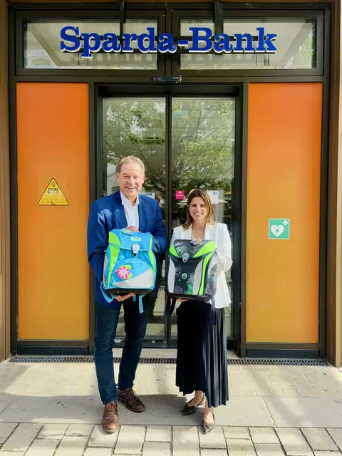 Markus Braun, Fürths zweiter Bürgermeister und Referent für Schule, Bildung, Sport und Gesundheit, und Nicole Münzberg, Vertriebsleiterin der Sparda-Bank Nürnberg eG am Standort Fürth, bei der Schultaschenübergabe in Fürth. | Foto: Sparda-Bank Nürnberg eG