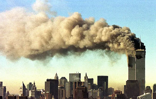 11. September 2001: Die Türme des World Trade Center brannten und fielen später beide zusammen, nachdem sie von entführten Passagierflugzeugen getroffen worden waren. | Foto: ---/dpa (Archivbild)
