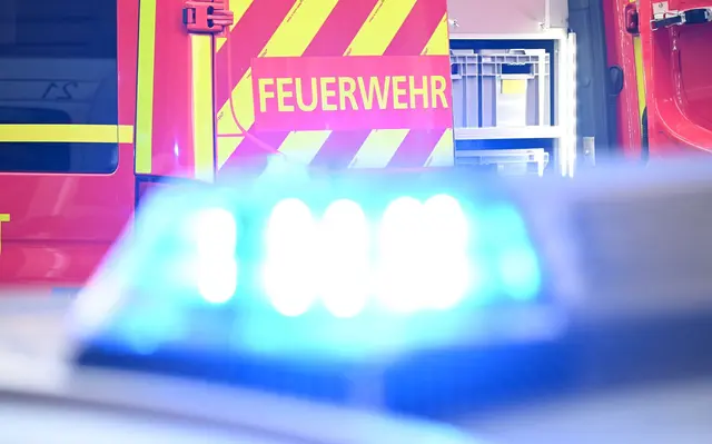 Die beiden Fahrer mussten aus ihren Fahrzeugen befreit werden. (Symbolbild) | Foto: Bernd Weißbrod/dpa