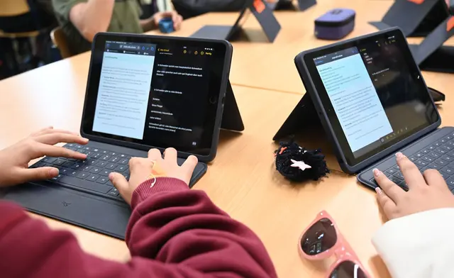 Laut Umfrage nutzen fast alle älteren Schüler KI-Tools. | Foto: Carmen Jaspersen/dpa (Symbolbild)