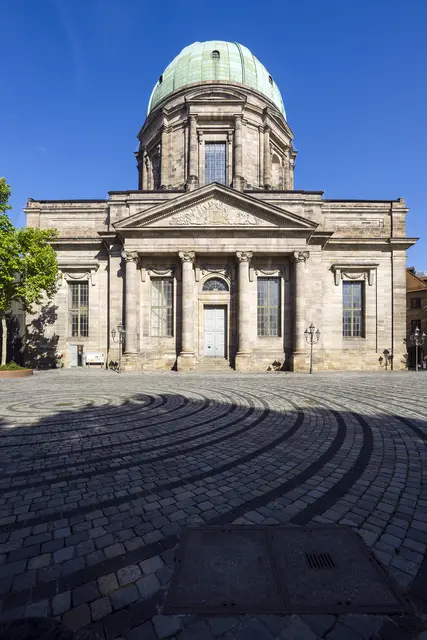 Die Elisabethkirche am Jakobsplatz gehört zu den wenigen klassizistischen Bauwerken Nürnbergs. Sie ist eines von drei markanten Gebäuden, die für die Großprojektion bei der Blauen Nacht 2027 in Frage kommen. | Foto: Uwe Niklas)