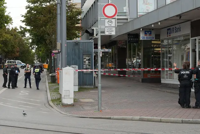 In einer Passage eines Geschäftshauses kam es nachts zu der Explosion. | Foto: Felix Kirberg/dpa