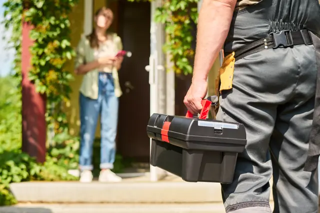 Wer einen Handwerker von einem seriösen Betrieb aus seiner Gegend bestellt, kann sich vorher ein verbindliches Angebot einholen.  | Foto:  pressmaster-stock.adobe.com (Symbolbild)