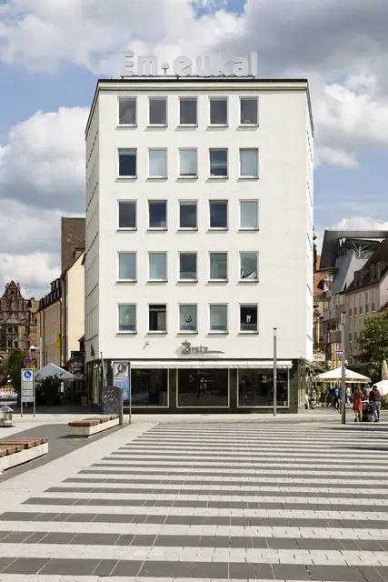 Für die Großprojektion bei der Blauen Nacht 2027 stehen drei markante Gebäude zur Wahl - darunter das Em-eukal-Haus am Kornmarkt.
 | Foto: Uwe Niklas