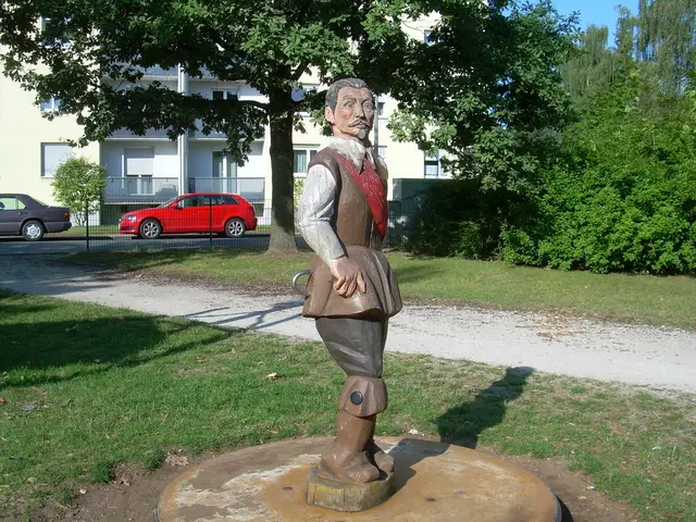 Die hölzerne Figur steht am Spielplatz in der Steiner Straße. | Foto: © Ulla Drechsler