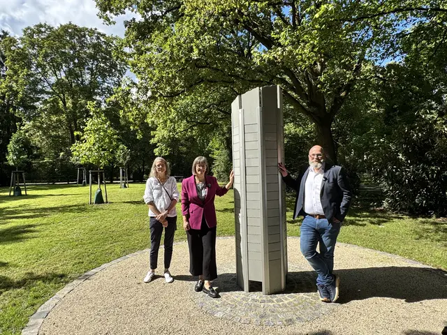 Angela Lachmann von der Friedhofsverwaltung, Britta Walthelm, Referentin für Umwelt und Gesundheit, und Armin Hoffmann, Leiter der Friedhofsverwaltung, haben die neue Grabanlage für Baumbestattungen am Nürnberger Westfriedhof eröffnet (v.l.).  | Foto: Nicola A. Mögel / Stadt Nürnberg