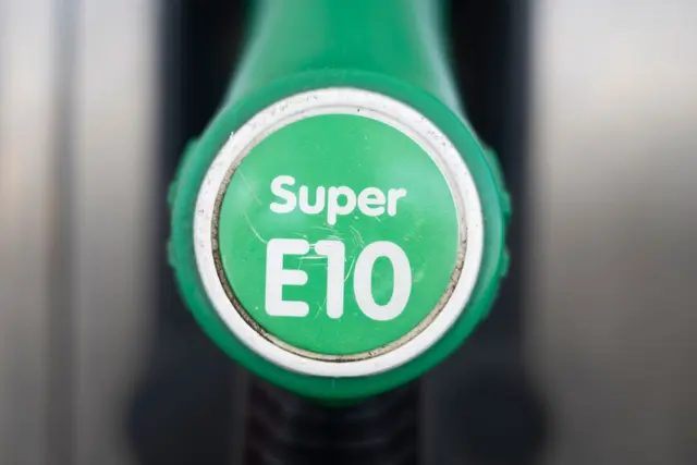 Superbenzin der Sorte E10: Preise steigen auf Rekord.  | Foto: (Archivbild)Marijan Murat/dpa