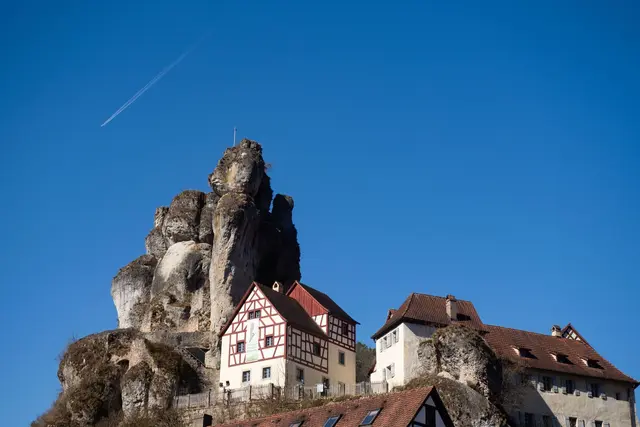 Auch die markanten Felsen von Tüchersfeld liegen an der B470. | Foto: Nicolas Armer/dpa (Archivbild)