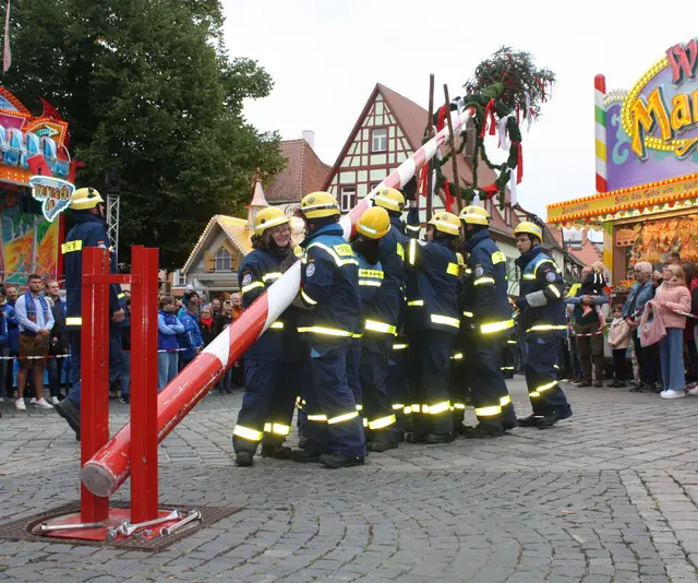 Das Aufstellen des Kirchweihbaumes ist jedes Jahr ein Höhepunkt am Freitag. | Foto: Victor Schlampp