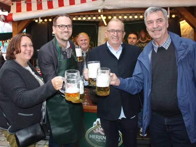 Nach dem Bieranstich geht das Feiern so richtig los. | Foto: Victor Schlampp