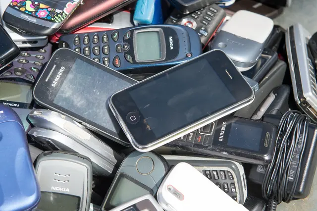 In ausrangierten Smartphones und Mobiltelefonen stecken noch jede Menge wertvoller Rohstoffe. | Foto: Maurizio Gambarini/dpa (Archivfoto)