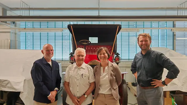 Hans Maurer (2. v.l.) übergibt seinen Maurer-Oldtimer an Dr. Thomas Eser (l.), Direktor der Museen der Stadt Nürnberg, Monika Dreykorn, Leiterin des Museums Industriekultur, und Simon Schütz, Sammlungs- und Ausstellungskurator. | Foto: Stadt Nürnberg, Jessika Knust