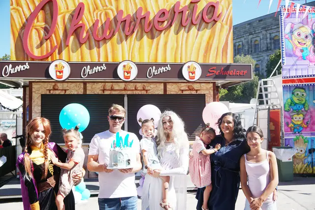 Die drei Vierjährigen mit Papa Robin, Mama Mina und der großen Schwester Zoey. | Foto: Südd. Schaustellerverband