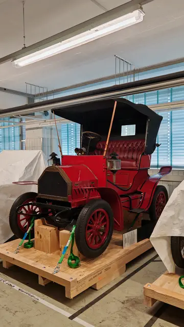 Prachtstück: Der rote Maurer-Oldtimer aus dem Jahr 1903 ist während des Umbaus im Museum Industriekultur ausgelagert.
 | Foto: Stadt Nürnberg, Jessika Knust