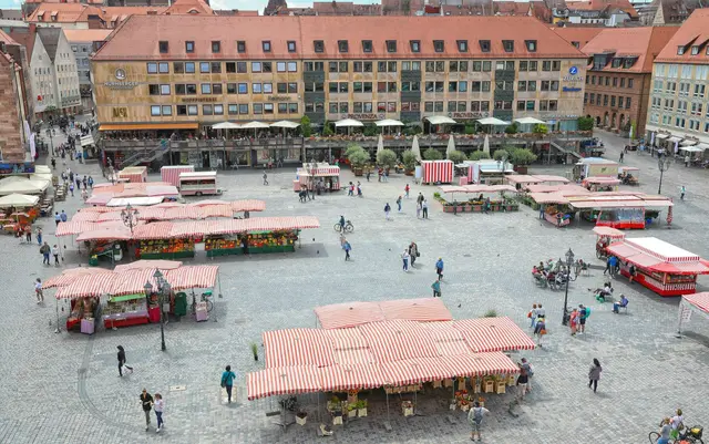 Der Hauptmarkt Nürnberg mit seinen traditionellen Marktständen. | Foto: Nicole Fuchsbauer